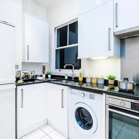 Charming Tooting Hideaway Garden, Resident Parking, Near Tooting Hospital Apartment London
