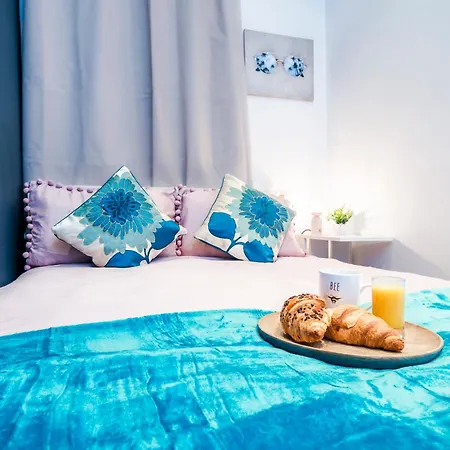 Apartment Charming Tooting Hideaway Garden, Resident Parking, Near Tooting Hospital *