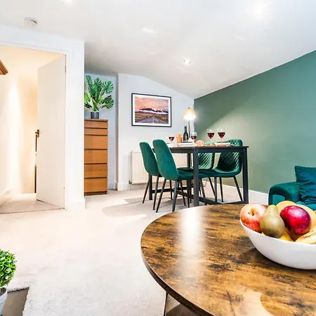 Charming Tooting Hideaway Garden, Resident Parking, Near Tooting Hospital Apartment London