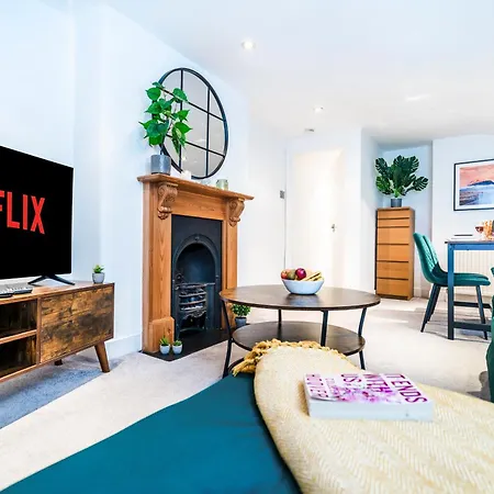 Charming Tooting Hideaway Garden, Resident Parking, Near Tooting Hospital Apartment *