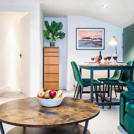 Apartment Charming Tooting Hideaway Garden, Resident Parking, Near Tooting Hospital London