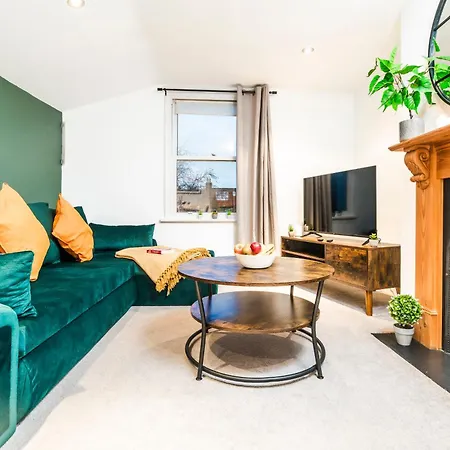 Charming Tooting Hideaway Garden, Resident Parking, Near Tooting Hospital
