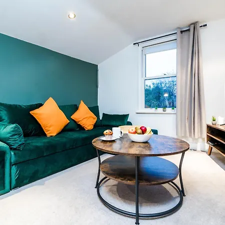 Apartment Charming Tooting Hideaway Garden, Resident Parking, Near Tooting Hospital *