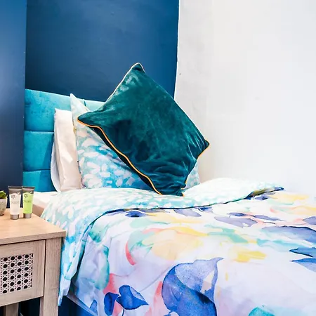 Charming Tooting Hideaway Garden, Resident Parking, Near Tooting Hospital