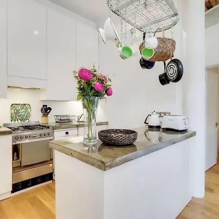 Vy6 - Stylish Loft-style 1-bed Near Borough Market *