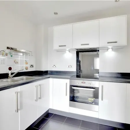 Apartment 5 Star Flat-15 Mins To The London