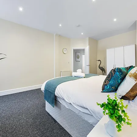 Apartment Stunning & Immaculate London 2-bed-king Bed-25 Percent Off Long Stays-sleeps 6- Parking Available!