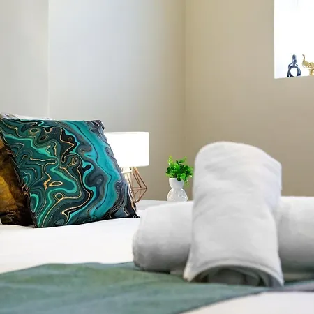 Stunning & Immaculate London 2-bed-king Bed-25 Percent Off Long Stays-sleeps 6- Parking Available! Barnet
