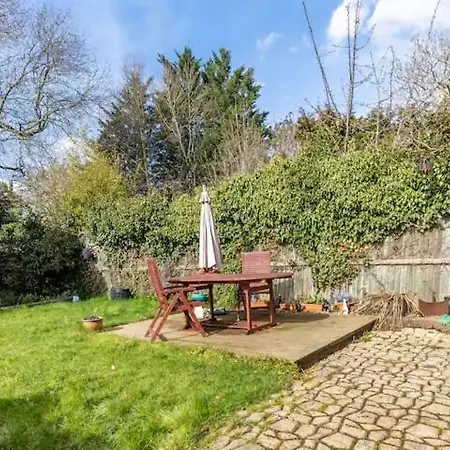 London Bedroom In Secure Leafy Area Homestay *