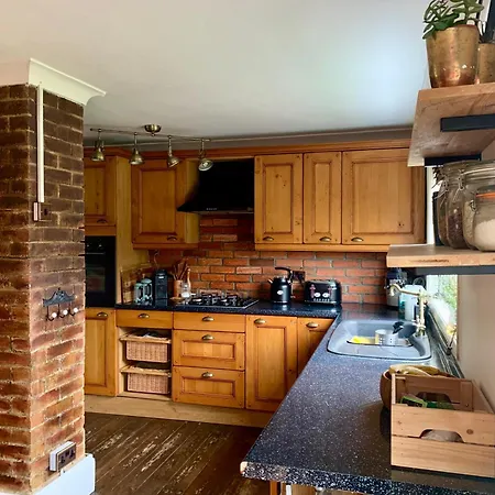 London Bedroom In Secure Leafy Area Woodford
