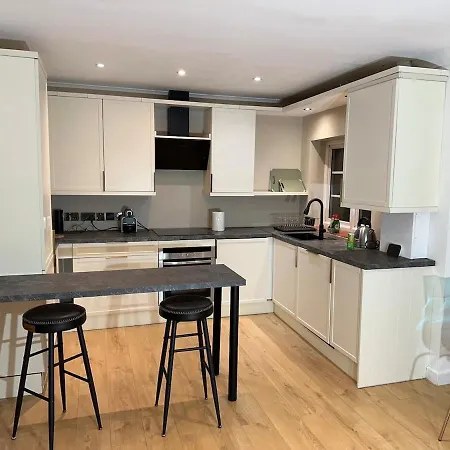 Newly Refurbished Two Bedrooms Flat Apartment
