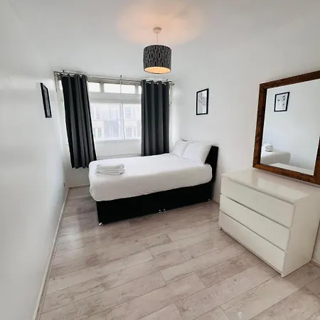 Queensway 2 Bedroom Flat *