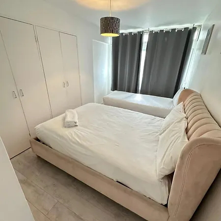 Queensway 2 Bedroom Flat * London