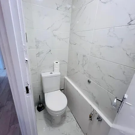 Queensway 2 Bedroom Flat * London