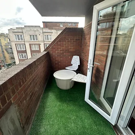 Queensway 2 Bedroom Flat * London