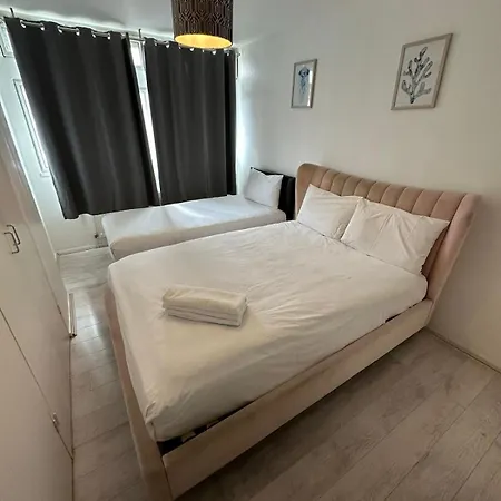 Queensway 2 Bedroom Flat Apartment *