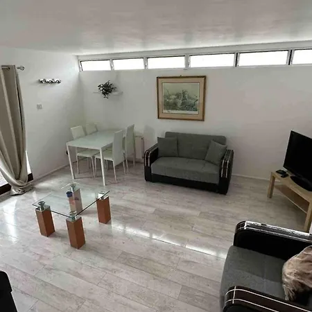 Queensway 2 Bedroom Flat *