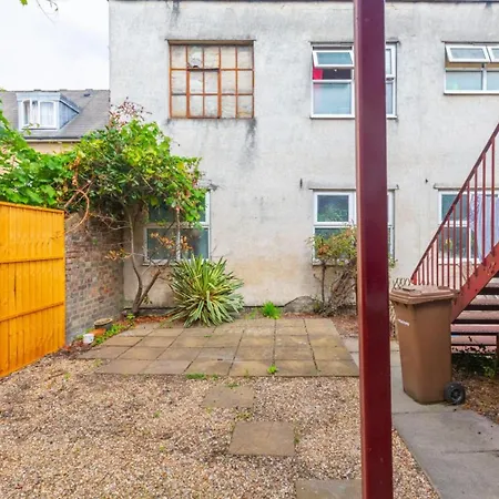 Redesigned 1bd Victorian Coach House Dalston Londýn