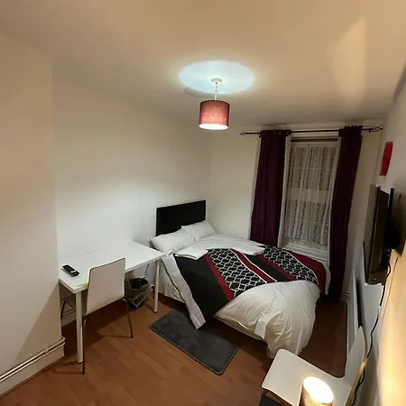 Beautiful Private Double In A Shared 3-bedroom Minutes Walk From Bethnal Apartment *