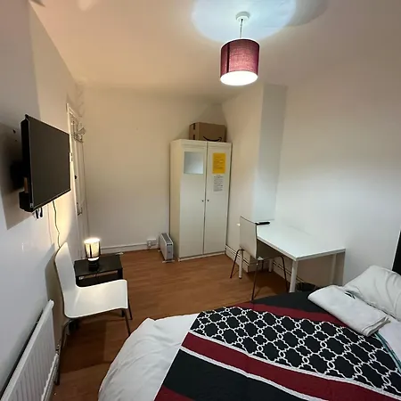 Beautiful Private Double In A Shared 3-bedroom Minutes Walk From Bethnal Apartment London