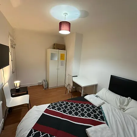Beautiful Private Double In A Shared 3-bedroom Minutes Walk From Bethnal * London