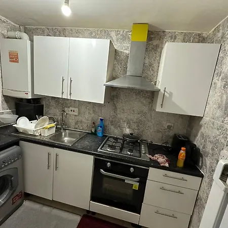 Beautiful Private Double In A Shared 3-bedroom Minutes Walk From Bethnal Apartment