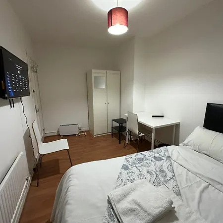 Beautiful Private Double In A Shared 3-bedroom Minutes Walk From Bethnal Apartment London