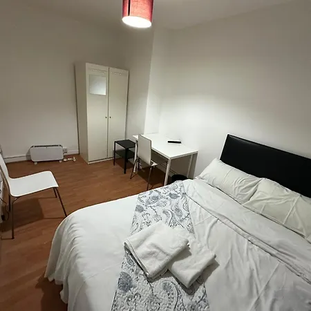 Beautiful Private Double In A Shared 3-bedroom Minutes Walk From Bethnal * London