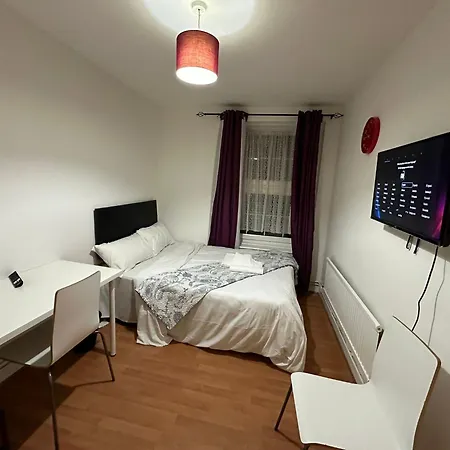 Beautiful Private Double In A Shared 3-bedroom Minutes Walk From Bethnal Apartment London