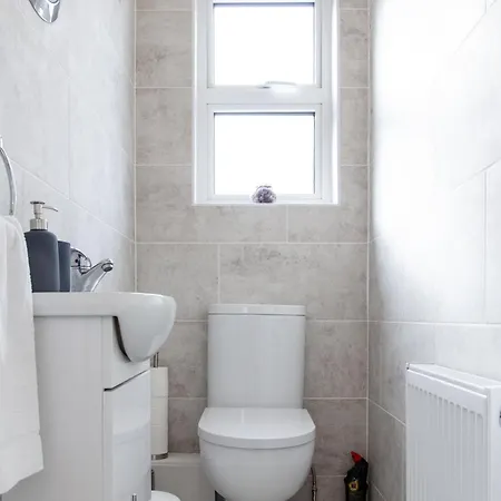 Sav - 4 Bed Town House, * Harrow