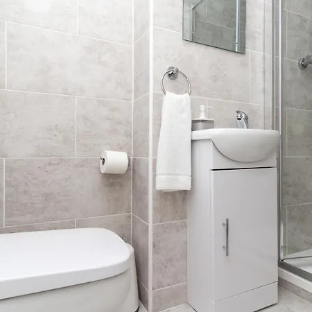Sav - 4 Bed Town House, Harrow