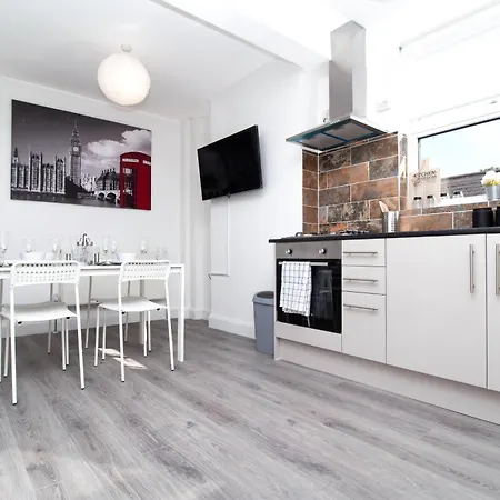 Sav - 4 Bed Town House,