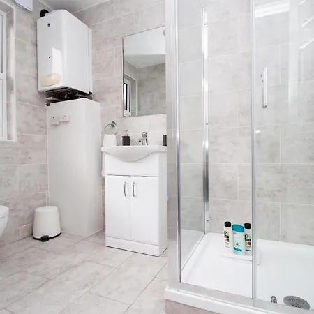 Sav - 4 Bed Town House, Harrow