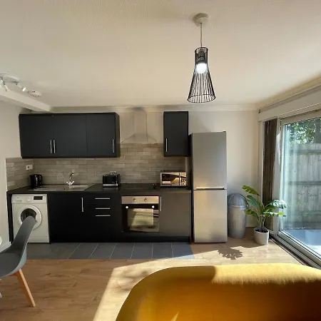 Colourful 4 Bedroom - Mile End - Central, Hammersmith & And District Lines