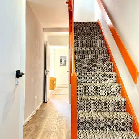 Colourful 4 Bedroom - Mile End - Central, Hammersmith & And District Lines *