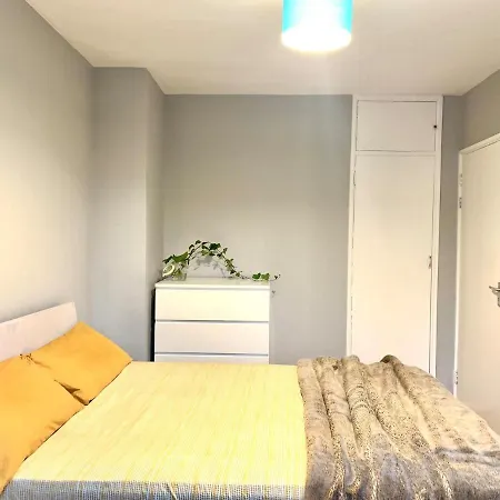 Colourful 4 Bedroom - Mile End - Central, Hammersmith & And District Lines London