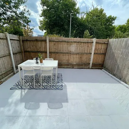 Colourful 4 Bedroom - Mile End - Central, Hammersmith & And District Lines