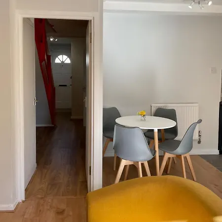 Colourful 4 Bedroom - Mile End - Central, Hammersmith & And District Lines Holiday home *