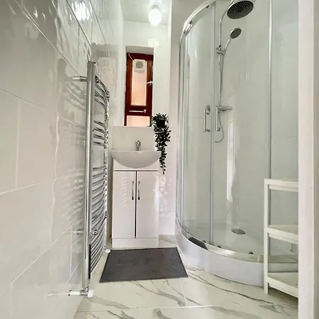 Holiday home Colourful 4 Bedroom - Mile End - Central, Hammersmith & And District Lines London