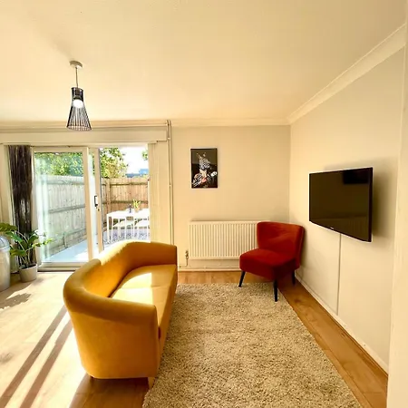 Colourful 4 Bedroom - Mile End - Central, Hammersmith & And District Lines London