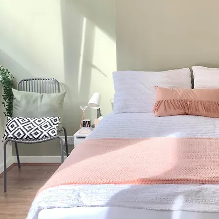 Colourful 4 Bedroom - Mile End - Central, Hammersmith & And District Lines