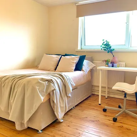 Holiday home Colourful 4 Bedroom - Mile End - Central, Hammersmith & And District Lines