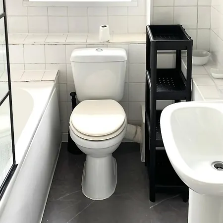 Colourful 4 Bedroom - Mile End - Central, Hammersmith & And District Lines Holiday home *