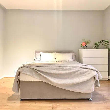 Holiday home Colourful 4 Bedroom - Mile End - Central, Hammersmith & And District Lines *