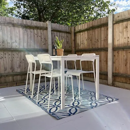 Colourful 4 Bedroom - Mile End - Central, Hammersmith & And District Lines Holiday home London