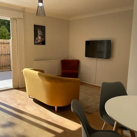 Colourful 4 Bedroom - Mile End - Central, Hammersmith & And District Lines Holiday home London