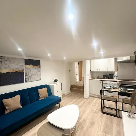 Cosy 1 Bedroom Flat In Apartment