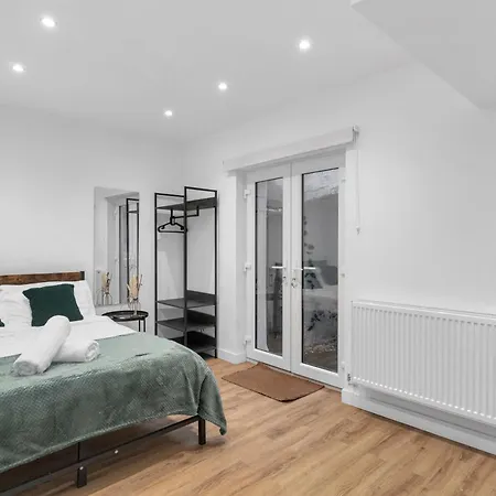 Kensington With Private Bathroom & Garden Guest house London