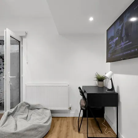 Kensington With Private Bathroom & Garden Guest house London