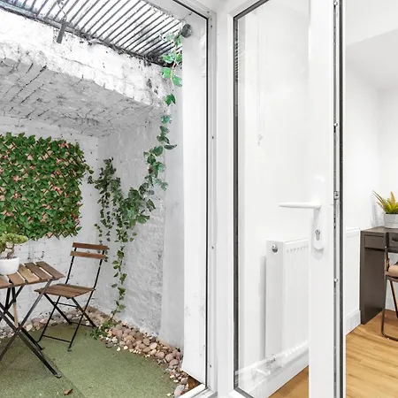 Guest house Kensington With Private Bathroom & Garden